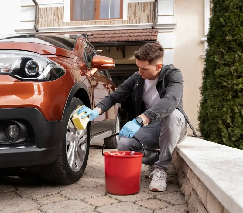 Lavage auto à domicile Chameyrat : professionnel intervenant sur un véhicule